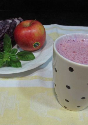 Una foto de Licuado"detox"de col lombarda y manzana