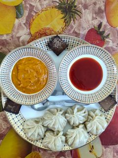 वेज मोमोस और चटनी (Veg momos aur chutney recipe in hindi) रेसिपी मुख्य फोटो