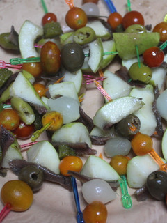 Una foto de Banderillas de encurtidos, peras y anchoas
