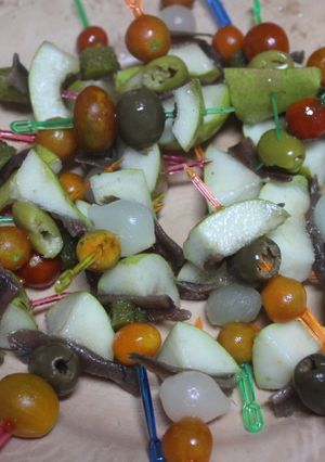 Una foto de Banderillas de encurtidos, peras y anchoas