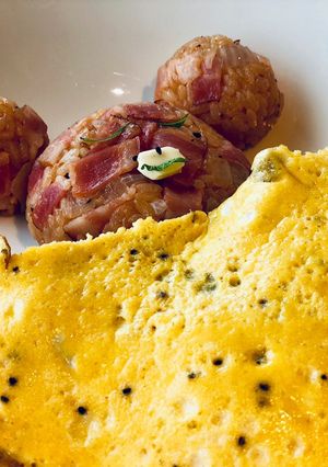 Hình của món Omurice gấu đắp chăn trứng.
