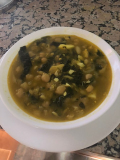 Una foto de Potaje de garbanzos, bacalao, judía blanca y espinacas en olla exprés