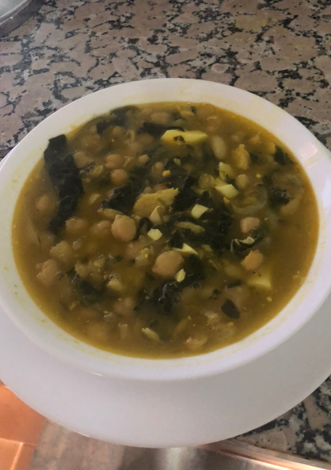 Una foto de Potaje de garbanzos, bacalao, judía blanca y espinacas en olla exprés