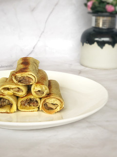 A picture of Sardine bread rolls.