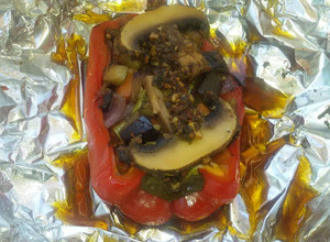 Una foto de Morrones rellenos vegetarianos a la parrilla