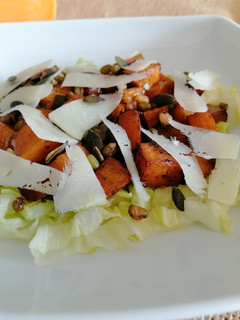Una foto de Ensalada de calabaza asada y judías mungo
