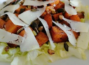 Foto principal de Ensalada de calabaza asada y judías mungo