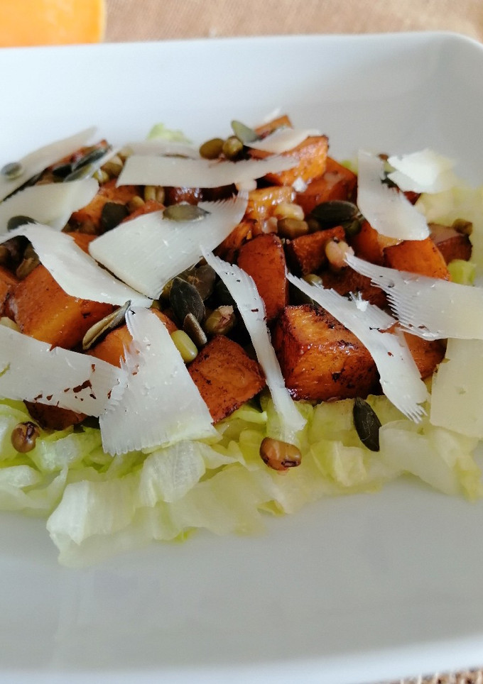 Una foto de Ensalada de calabaza asada y judías mungo