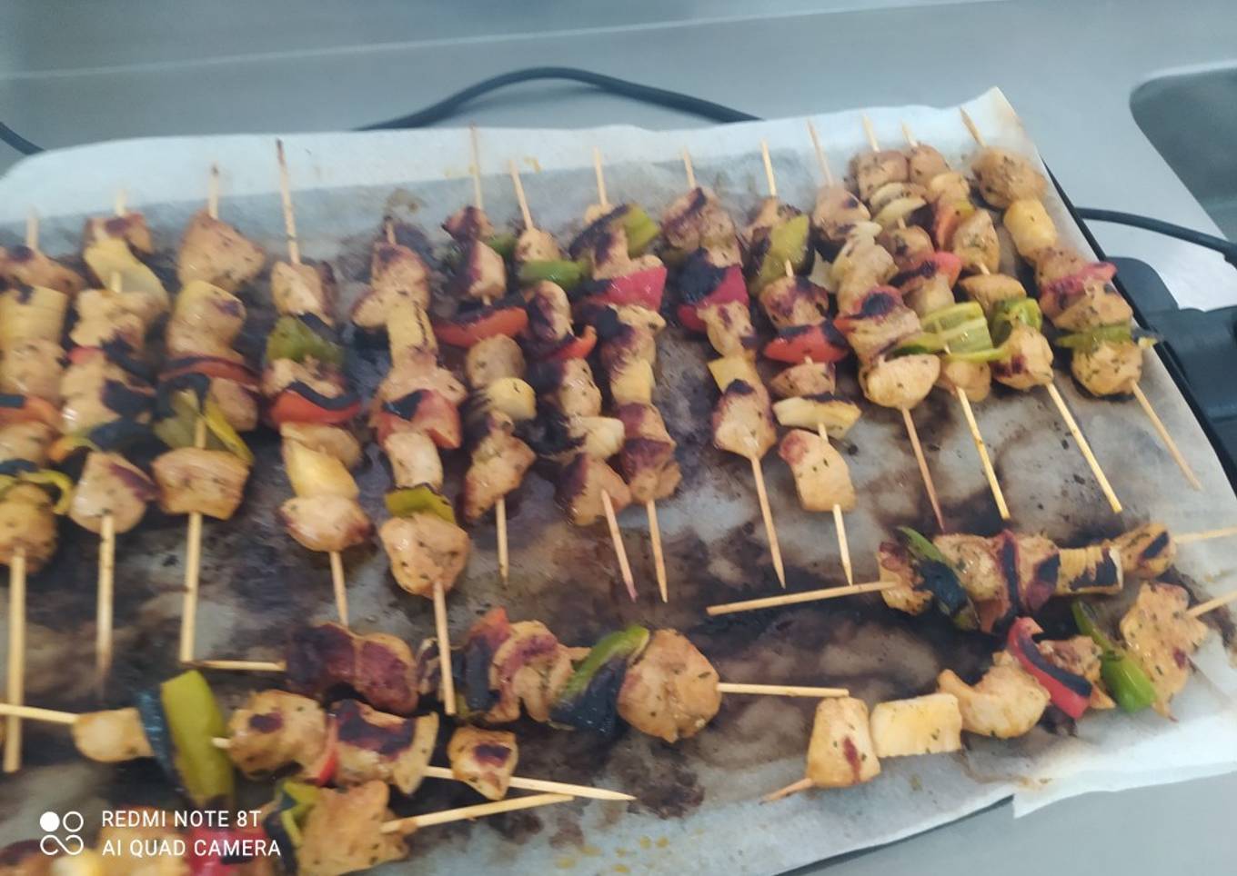 Brochetas de pollo y verduras