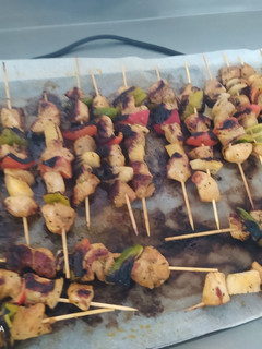 Una foto de Brochetas de pollo y verduras