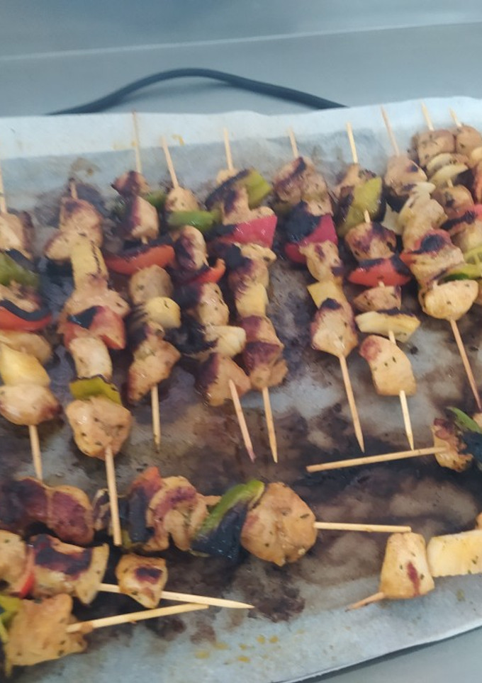 Una foto de Brochetas de pollo y verduras