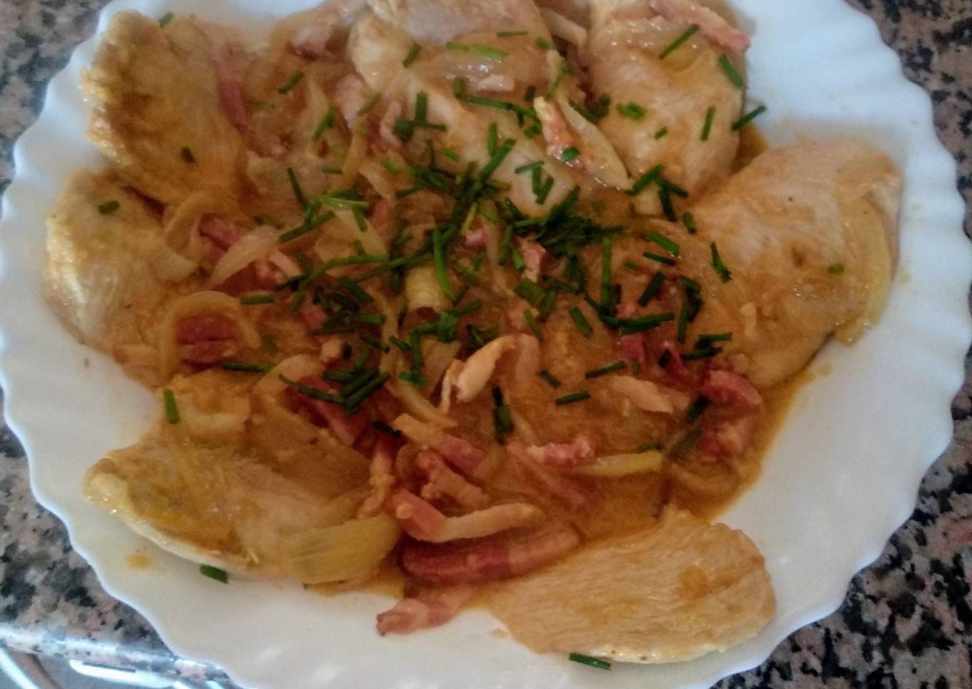 Pechugas de pollo a la mostaza con salsa de cebolla
