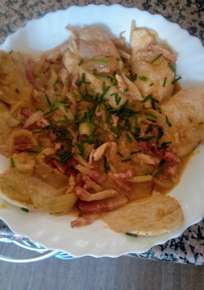 Una foto de Pechugas de pollo a la mostaza con salsa de cebolla