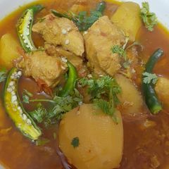 A picture of Chicken aloo.