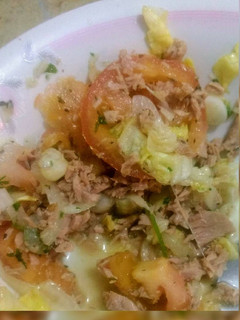 Una foto de Ensalada de tomate cebolla y atún