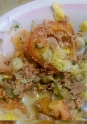 Una foto de Ensalada de tomate cebolla y atún