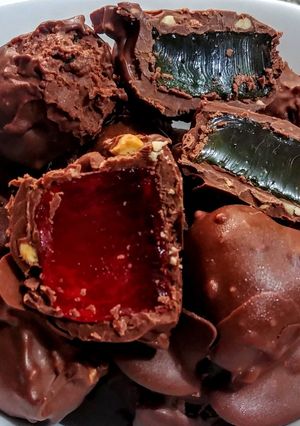 Una foto de BOMBONES De🍓Gelatina🍋con Crocantino de Chocolate y Maní...!
