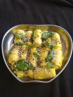 ખાંડવી (khandvi recipe in Gujarati) રેસીપી મુખ્ય ફોટો