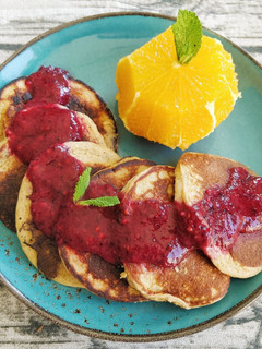 Una foto de Tortitas de avena y plátano con sirope casero de frutos rojos