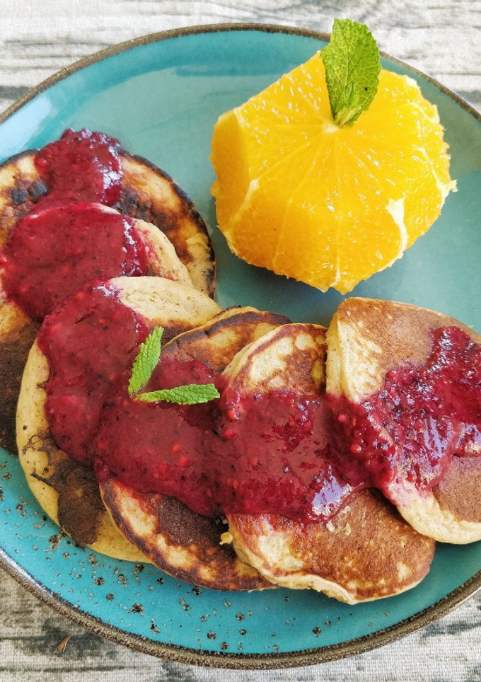 Una foto de Tortitas de avena y plátano con sirope casero de frutos rojos