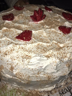 Una foto de Torta frutilla, manjar y crema con chocolate rallado 😋💯🍰
