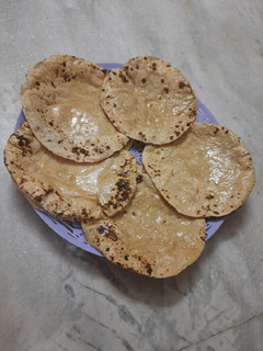 ઘઉં ની રોટલી (Wheat Rotli Recipe In Gujarati) રેસીપી મુખ્ય ફોટો