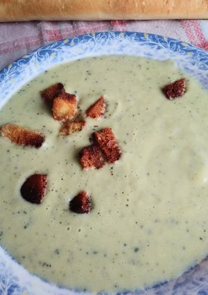 Una foto de Crema de puerros, manzana y calabacín