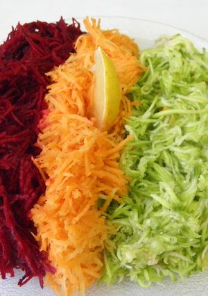 Una foto de Ensalada de zapallitos, remolacha y zanahoria rallados