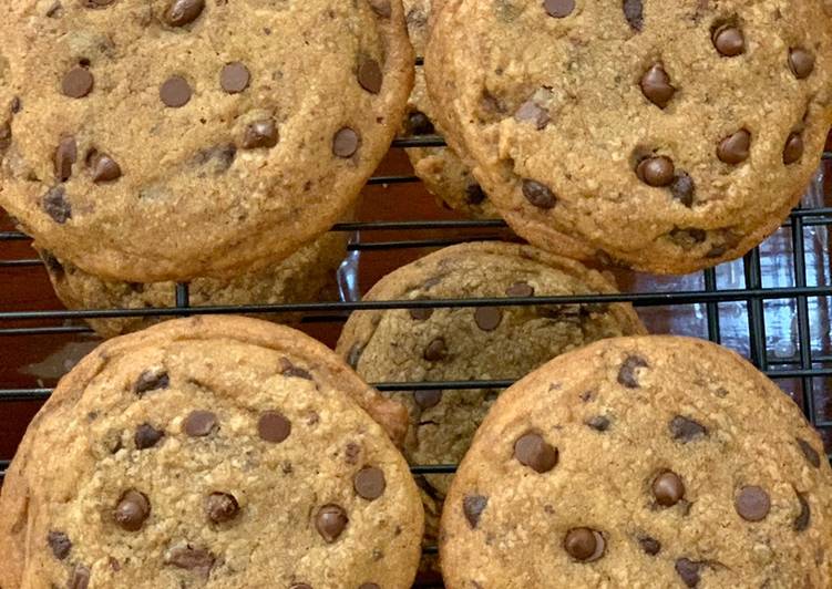 Langkah Mudah untuk Menyiapkan Brown Butter Chocolate Chip Cookies, Lezat