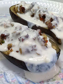 Una foto de Berenjenas rellenas con salsa Bechamel 🍆🥣 | Paso a paso