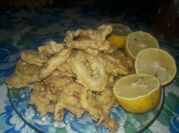 Una foto de rabas con limon