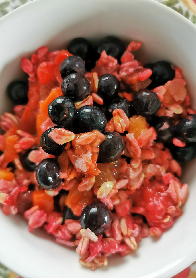Una foto de Avena overnight con frutas