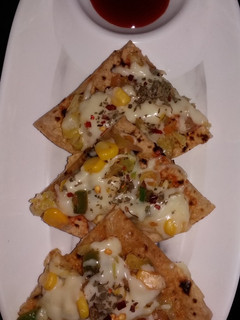 रोटी पिज़्ज़ा ट्रायंगल (Roti pizza triangle recipe in Hindi) रेसिपी मुख्य फोटो