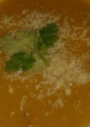 Una foto de Crema de auyama y calabacín