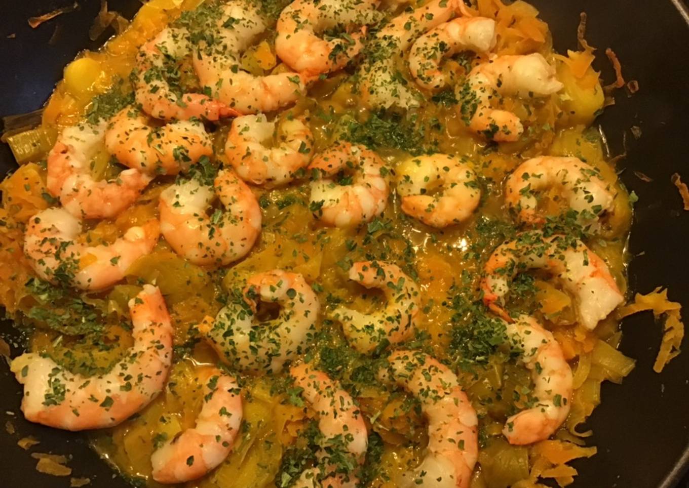 Gambas sur fondue de poireaux et carottes au curry et gingembre