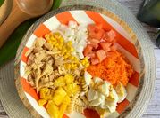 Una foto de ensalada de tornillos con pollo