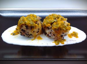 Foto di Polpette di gamberi al forno, con crema di burrata e frutto della passione