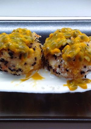 Foto di Polpette di gamberi al forno, con crema di burrata e frutto della passione