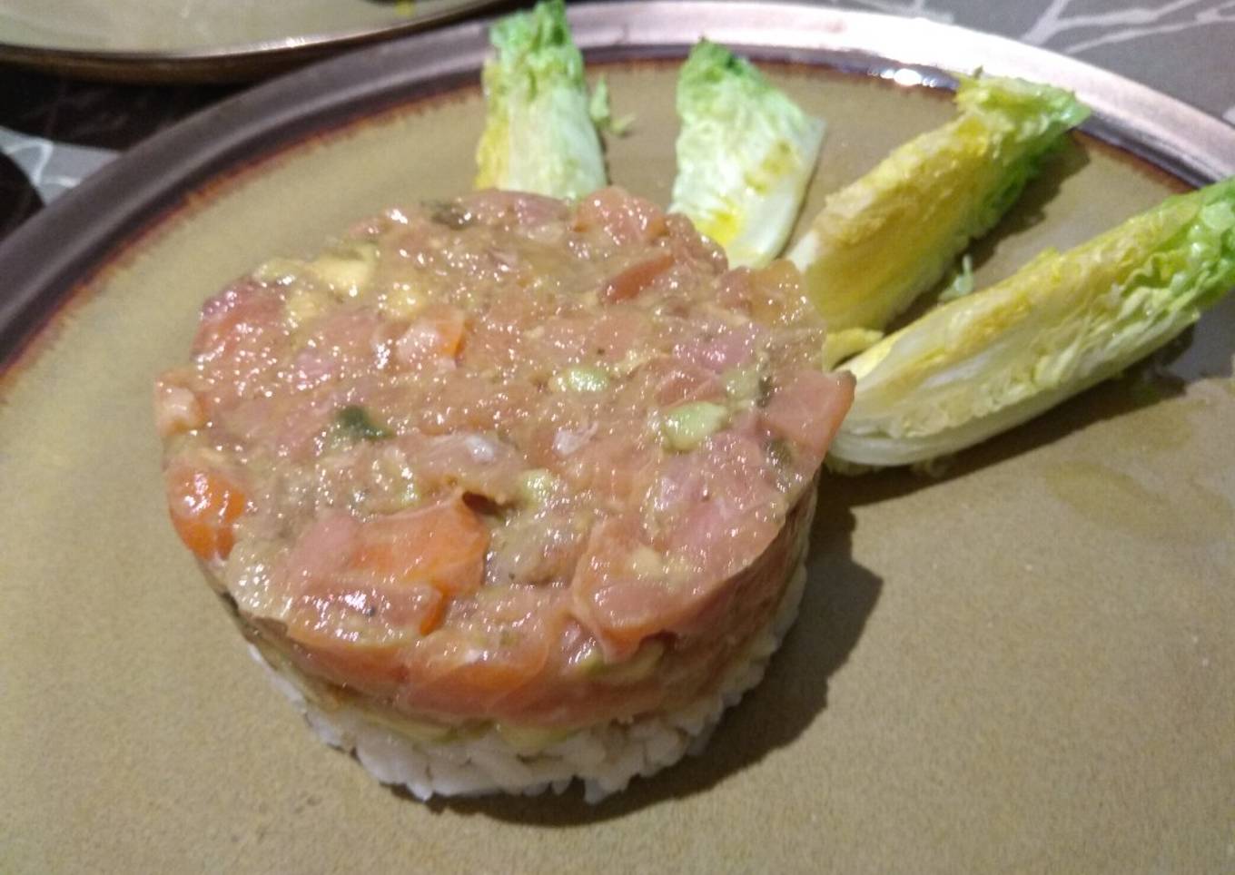 Tartar de salmón con guacamole destructurado y arroz