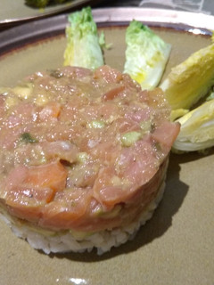 Una foto de Tartar de salmón con guacamole destructurado y arroz