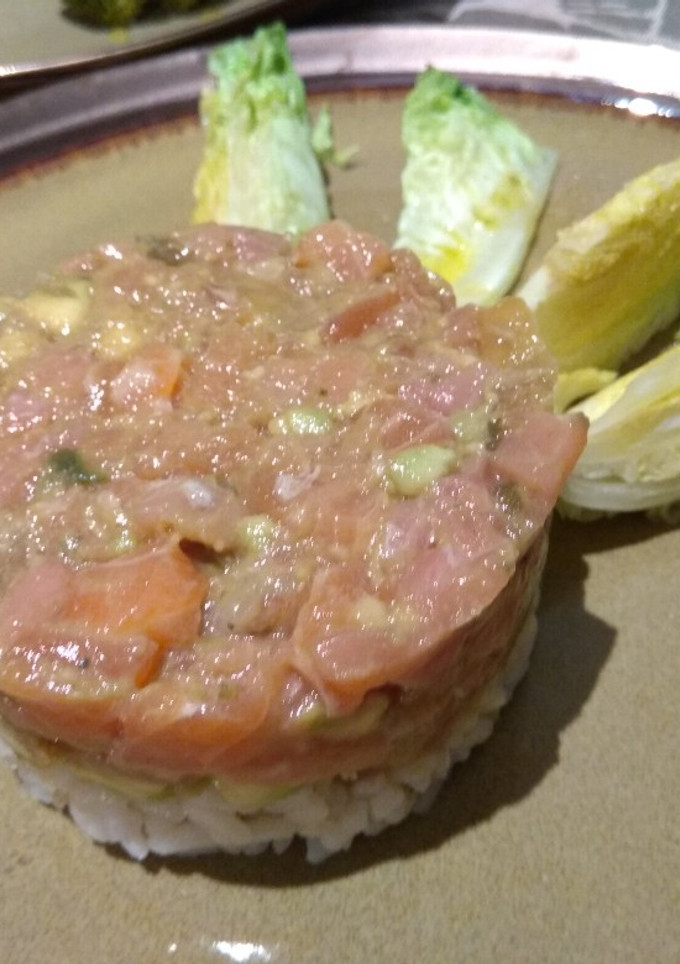 Una foto de Tartar de salmón con guacamole destructurado y arroz