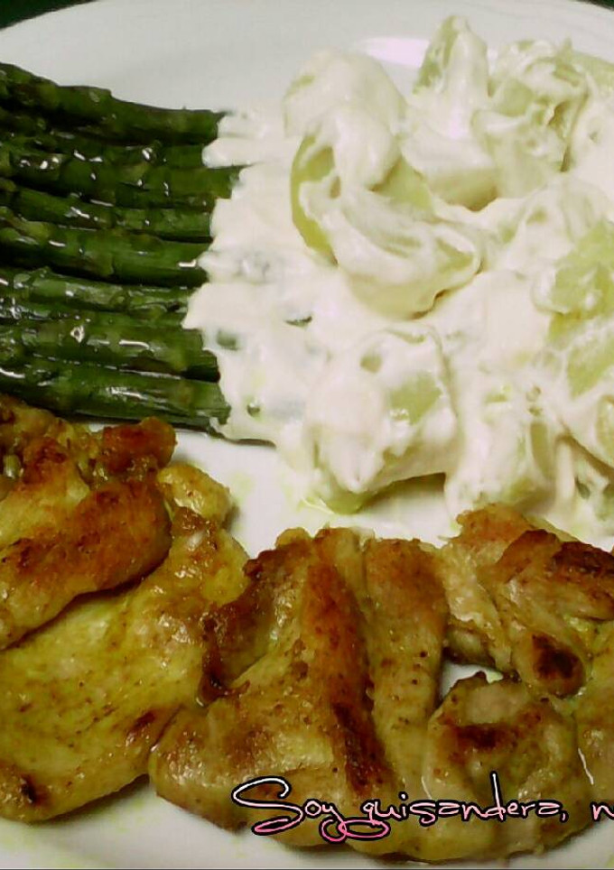 Una foto de Pollo plancha, espárragos y patatas ali oli