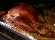 Una foto de pavo con ciruelas