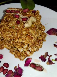 चिक्की (chikki recipe in Hindi) रेसिपी मुख्य फोटो