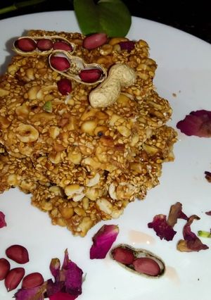 चिक्की (chikki recipe in Hindi) रेसिपी मुख्य फोटो