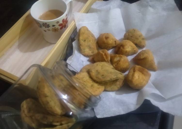 Masala samosa and namkeen gol papdi