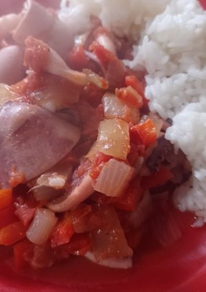 Una foto de Aletas y tentáculos 🐙 con arroz 🥘🍅😋