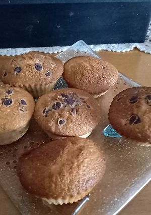 Una foto de Muffins de azúcar rubia, chips y arándanos