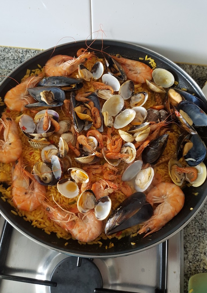 Una foto de Paella de marisco