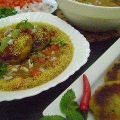 A picture of Ragda Patties.